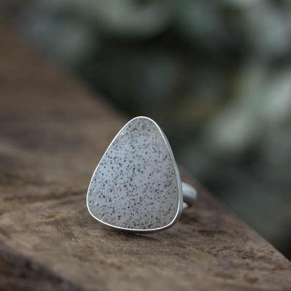 druzy cocktail ring - soft gray druzy with black speckles - size 7