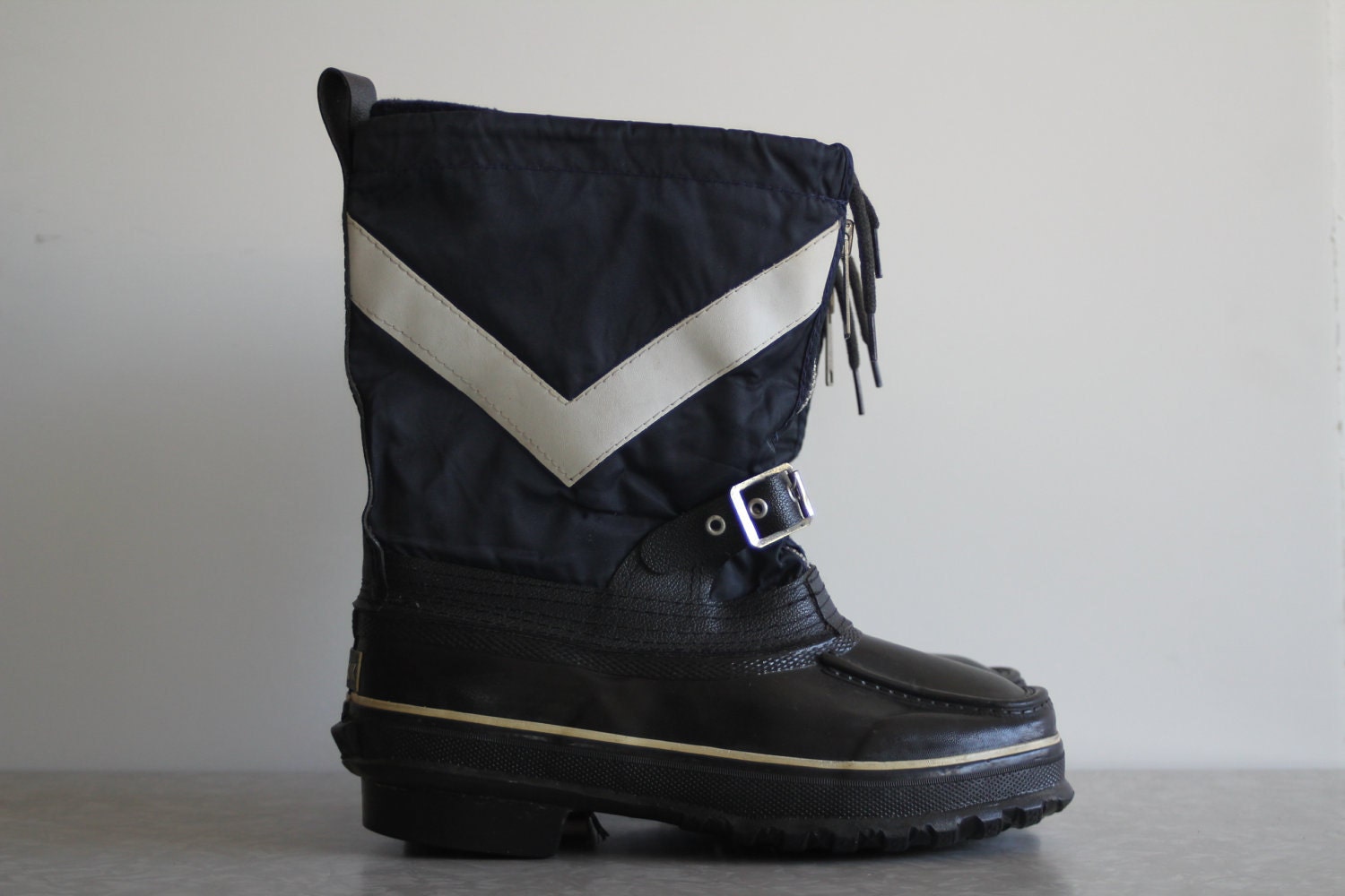 Vintage Navy Winter Boots . Ski Wear . Lined . White Chevron Stripe