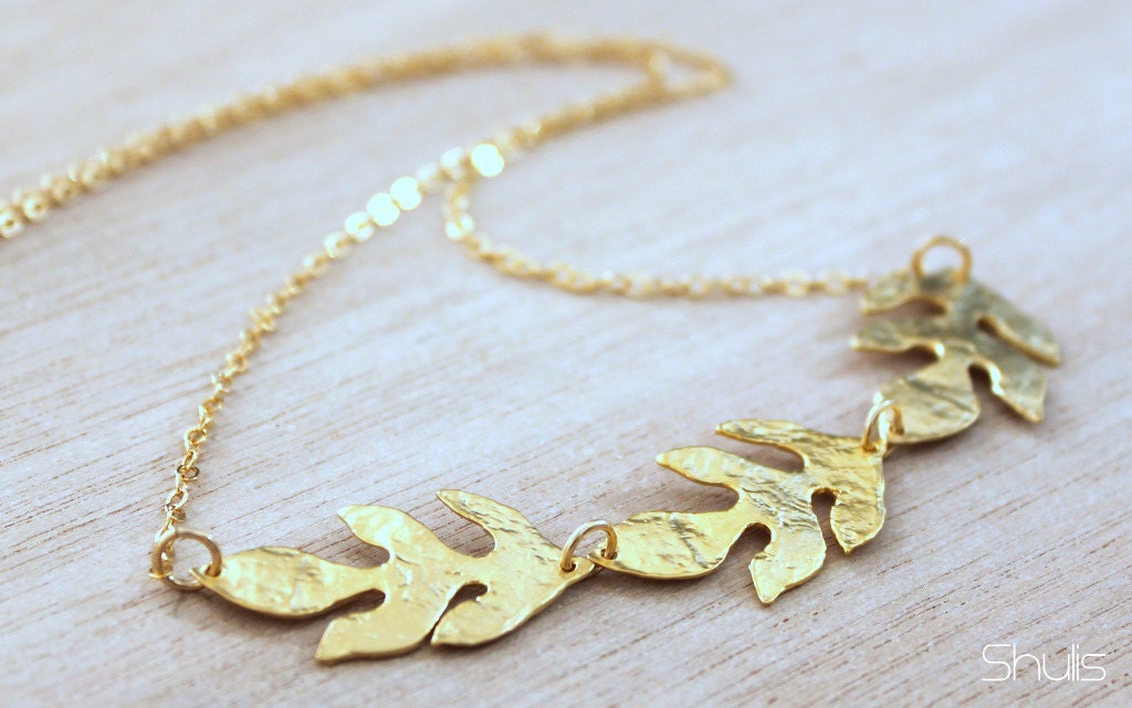 Elegant Three Oak Tree Leaves Necklace In Gold