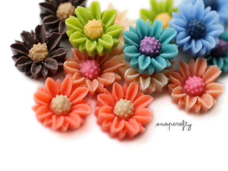 10pc two-tone miniature daisy cabochons, matte resin, flatback for gluing to hairpins and rings 13mm