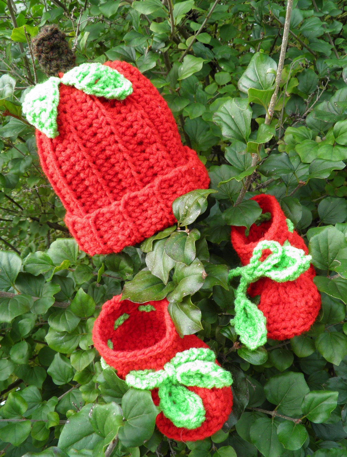 Baby booties hat set Holiday Apple themed crochet red, green, and brown Newborn photo shoots. 0 to 3 month
