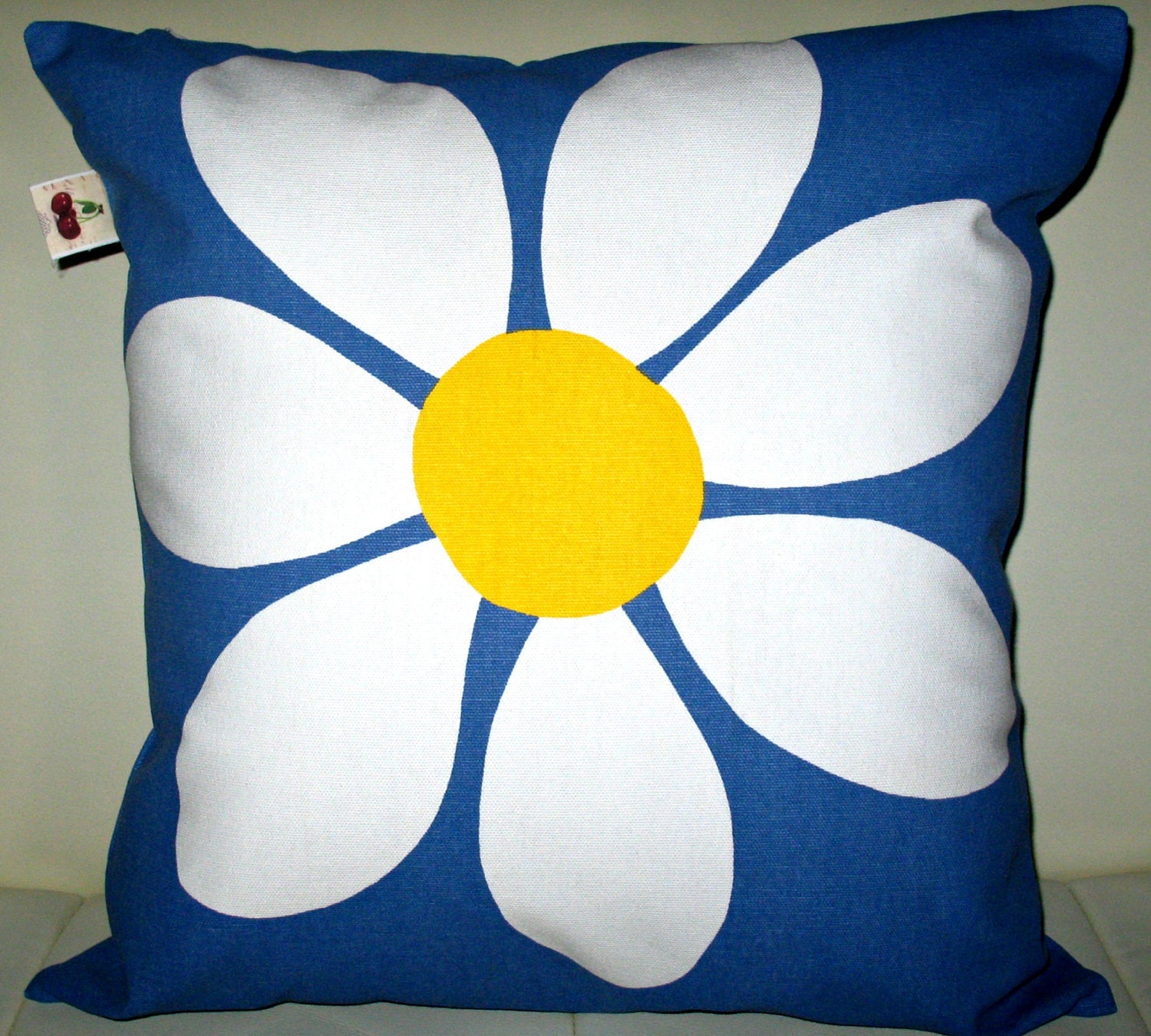 Free US shipping Elegant Designer 16x16 Pillow Cover Prints Cotton Big Camomile fabric zipper closure