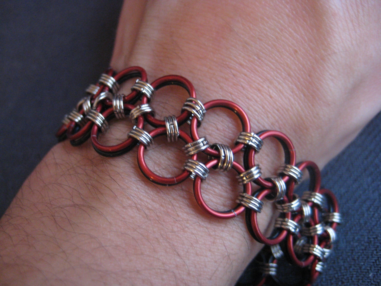 Reversible Chainmaille Bracelet - Black and Red Hodo