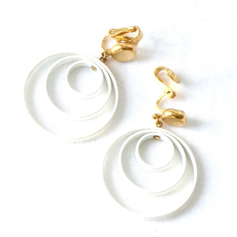 Vintage Trifari White Enamel Triple Hoop Geometric Earrings