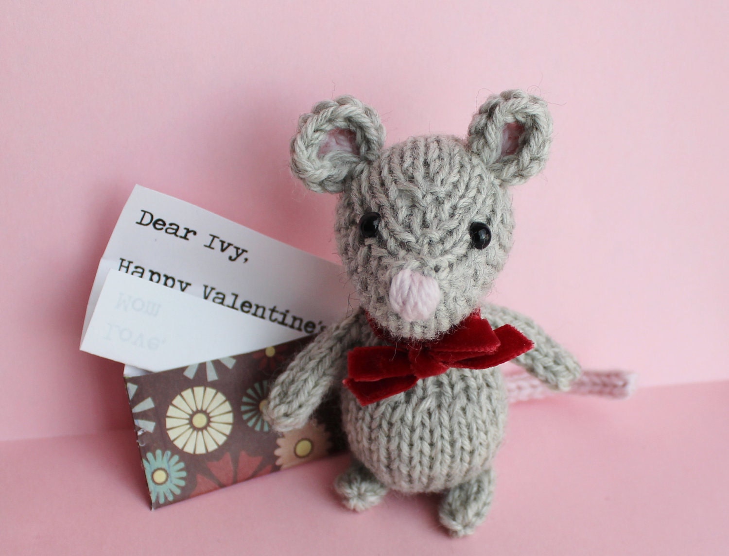 The messenger mouse, a Yarni-gram for Valentine's Day