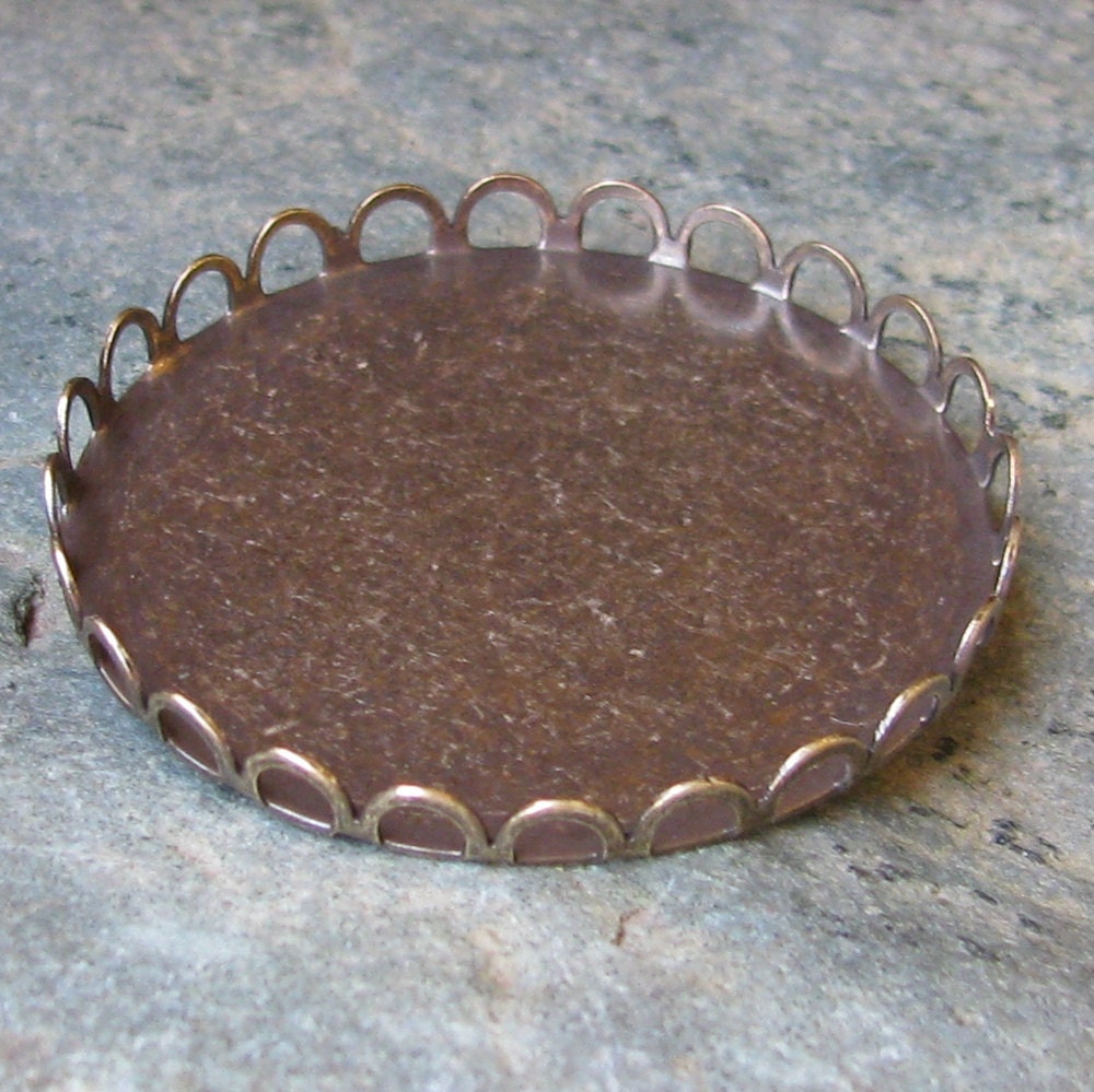 Scallopped Lace Edge settings jewelry 38mm in Antiqued Brass 1351 - 6 pieces
