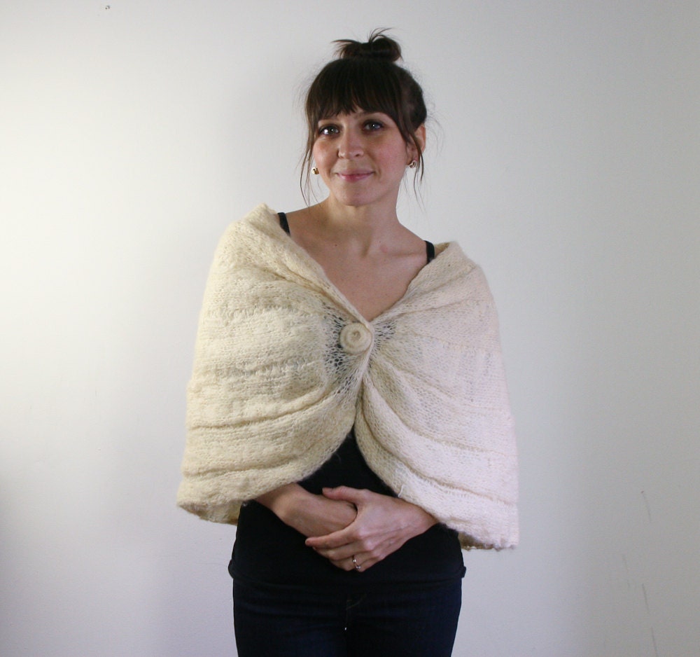 1950s cream knit capelet / 50s Ivory knit shrug / Off white shawl / Crochet stole