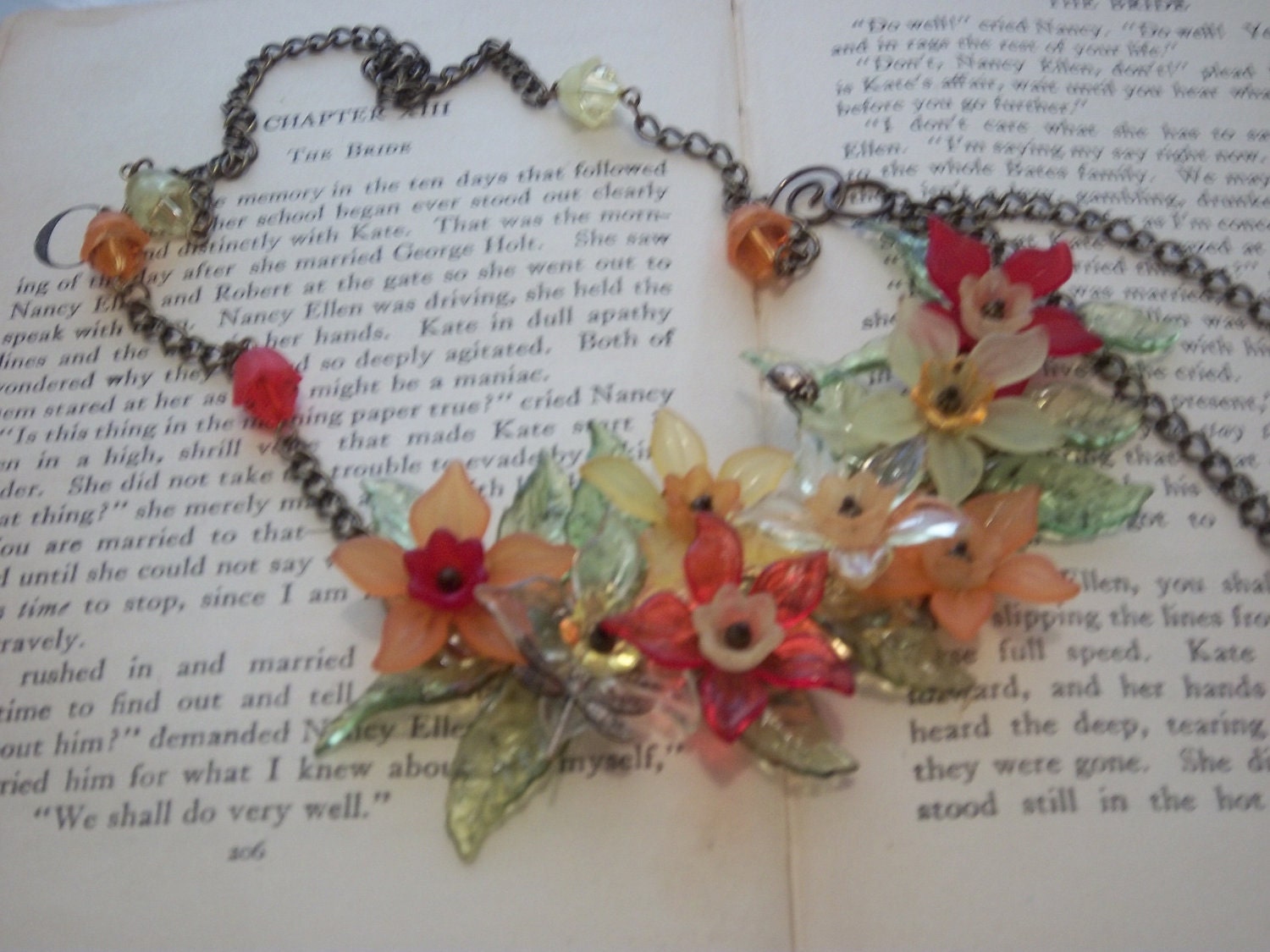 Wonderful daffodil necklace just in time for spring   NKL-0014