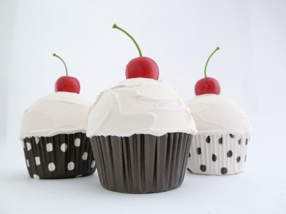 Set Of 3 cupcake BLACK AND WHITE great for Theme party decoration bakery decoration white icing and  polka dot black and white liner - shimrita