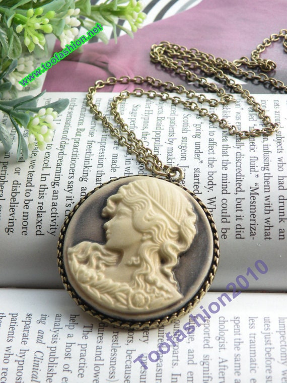 Pretty retro copper round resin queen head necklace pendant vintage style