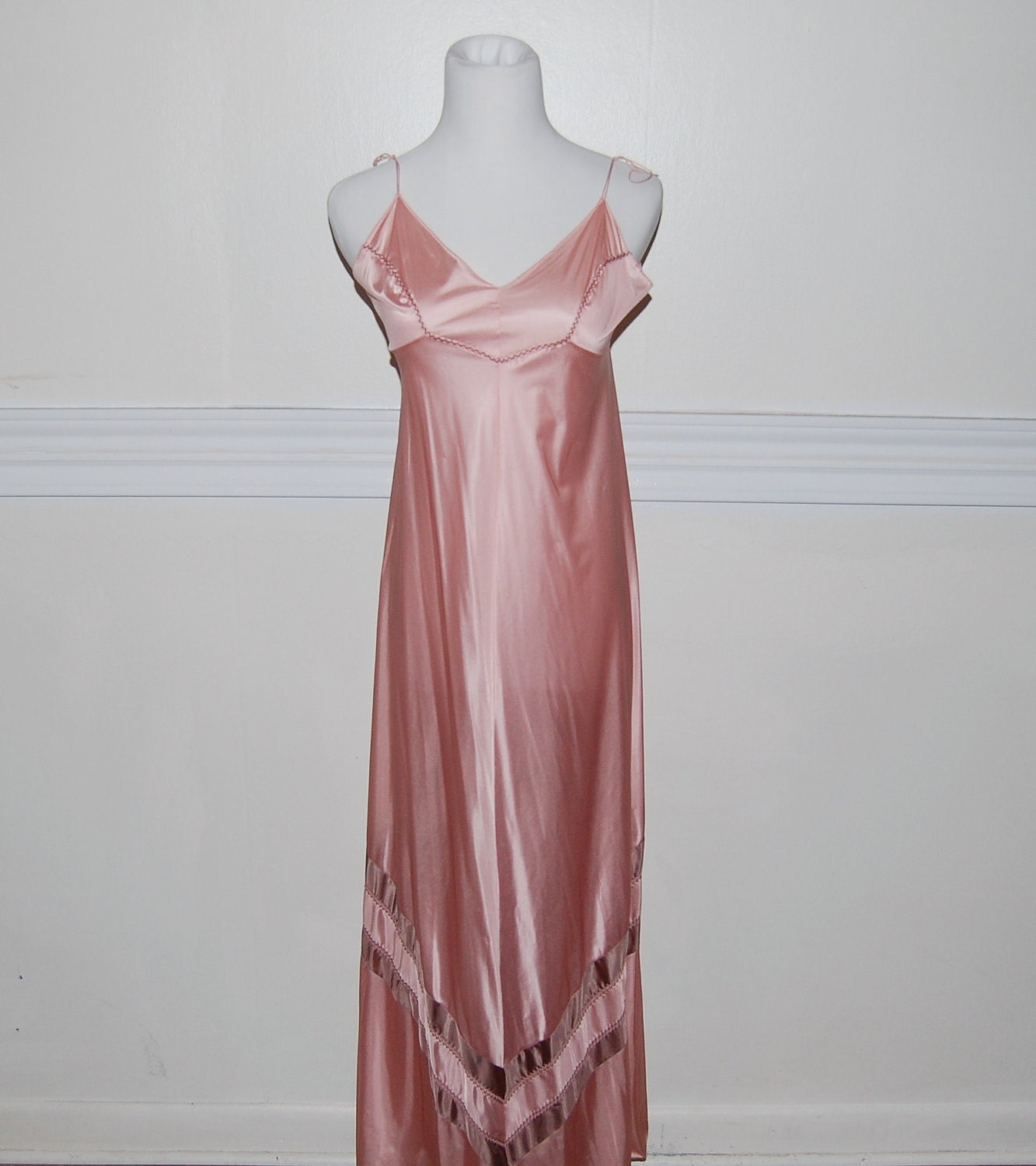 Vintage 1980s Night Gown / Vassarette Quintessence/ Nightie Lingerie / Chevron /  80s 70s