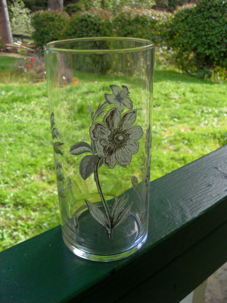Vase/black/white/flowers/glass