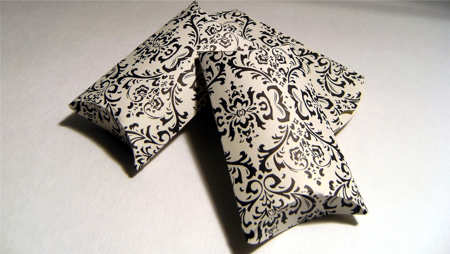10 Demask Black and Cream Pillow Boxes