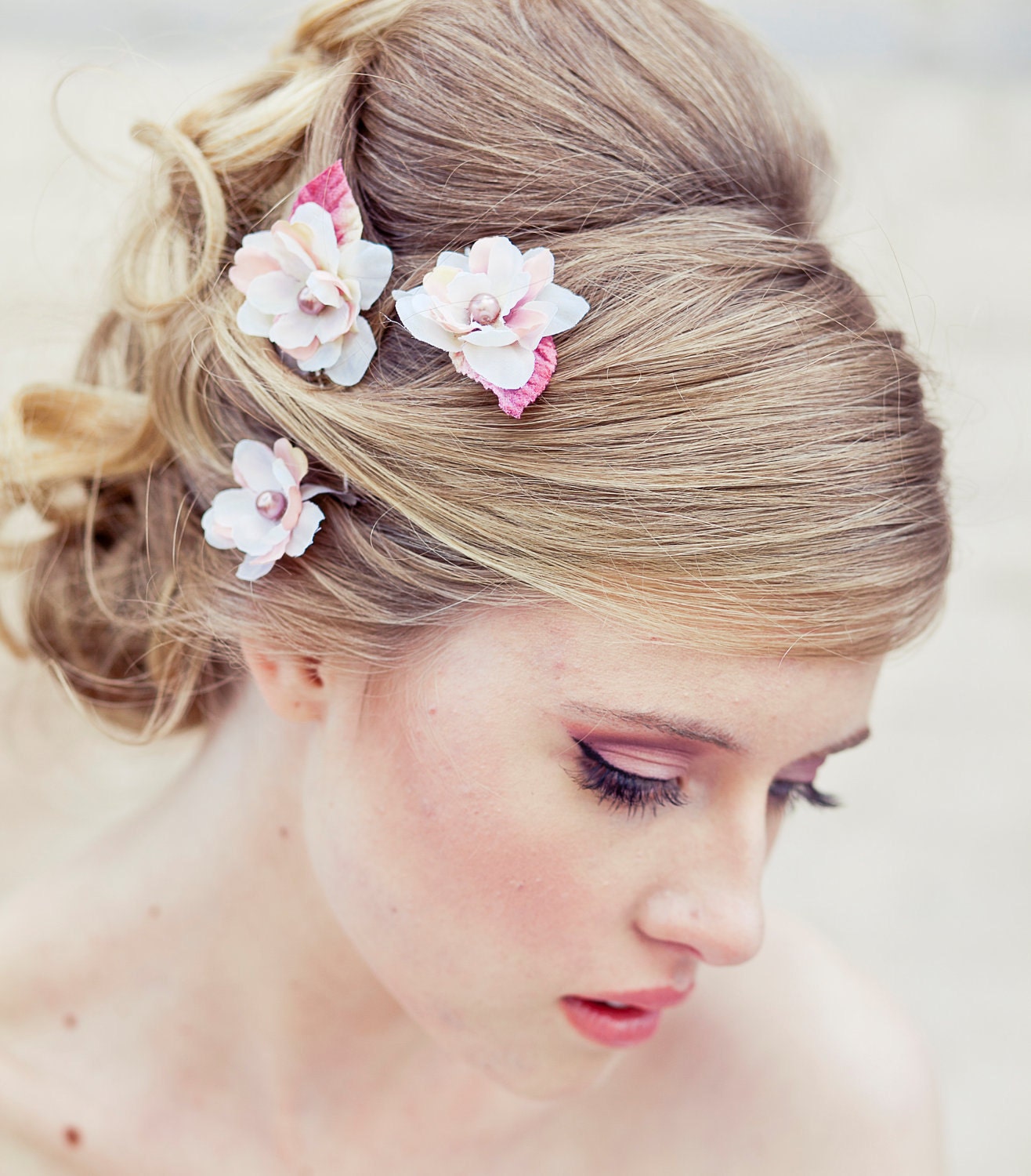 Wedding hair, Set of three flower bobby pins in ivory and pink - BeSomethingNew