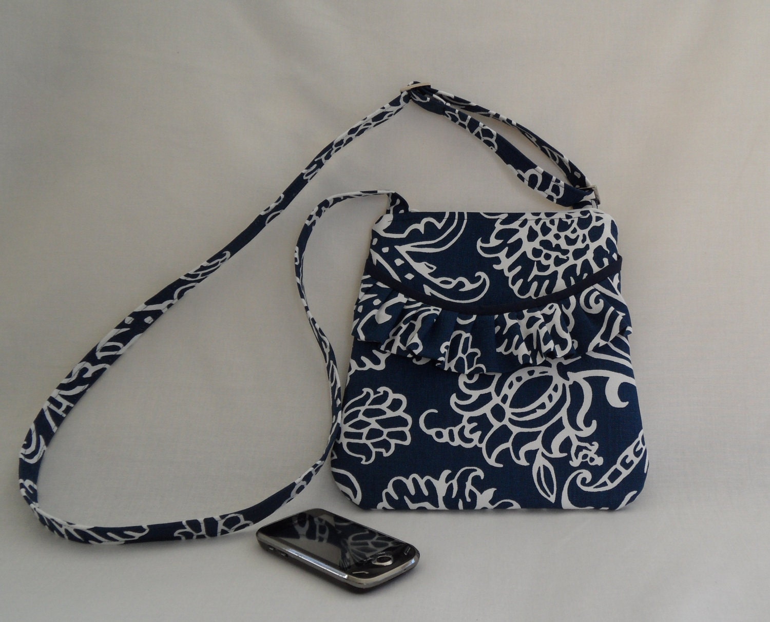 Blue and white crossbody bag, adjustable handle, ruffle details and multiple pockets