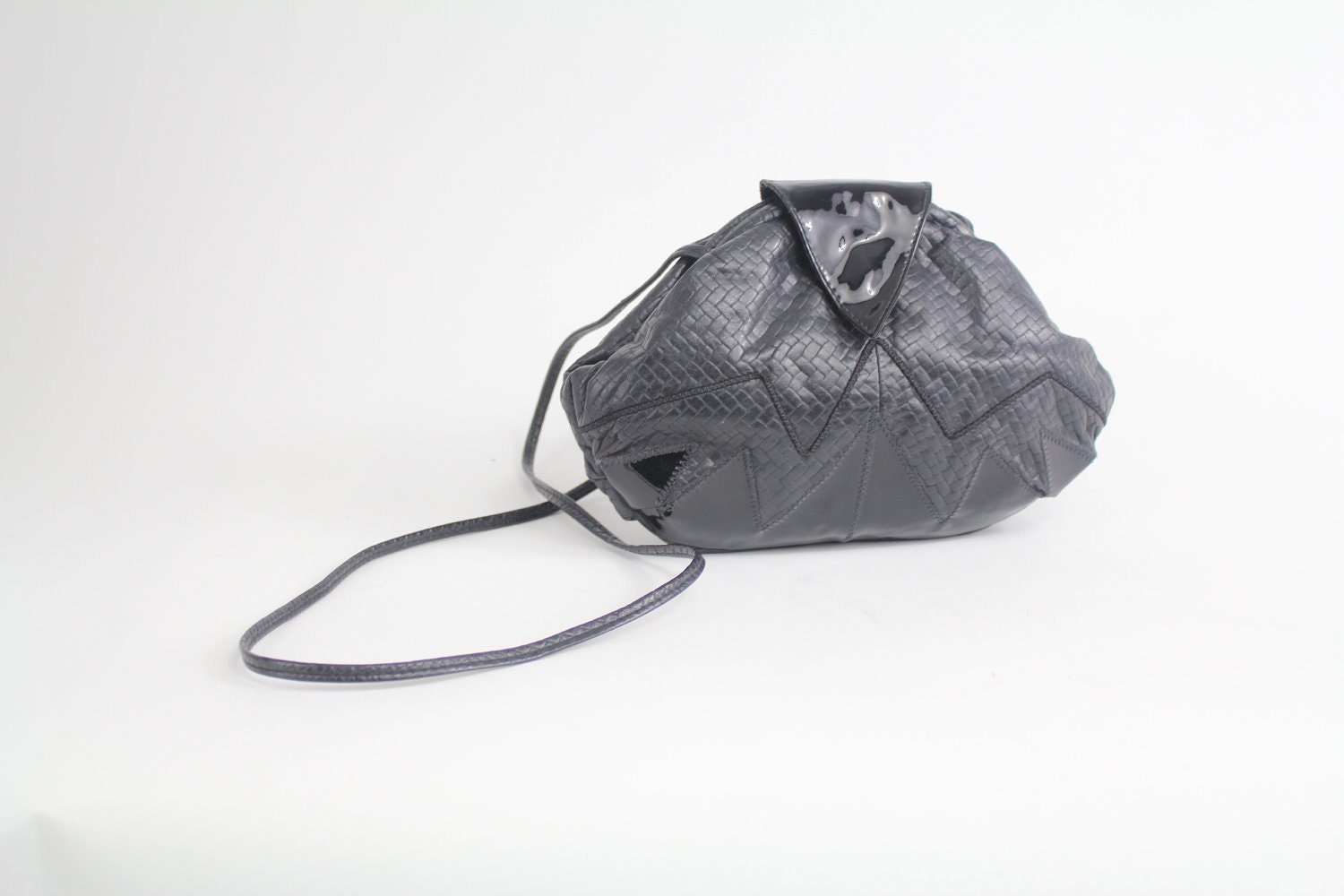 80s vintage leather handbag / black patent leather purse / zigzag print