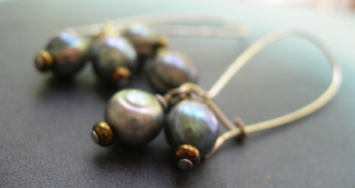 Metallic Gray Pearls Earrings - A Flirty Look