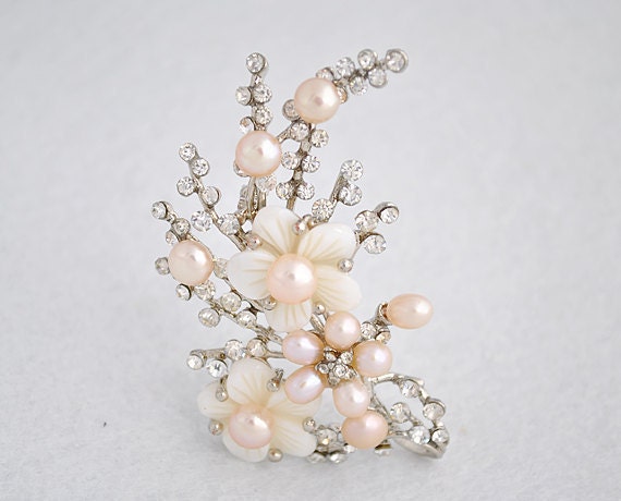 Pearl Brooch,Mother's Gifts - Light Pink 6-7mm Bread Fresh Water Pearl And 4-5mm Rice Pearl With White Shell Brooch (BR0045) - EnyaPearls