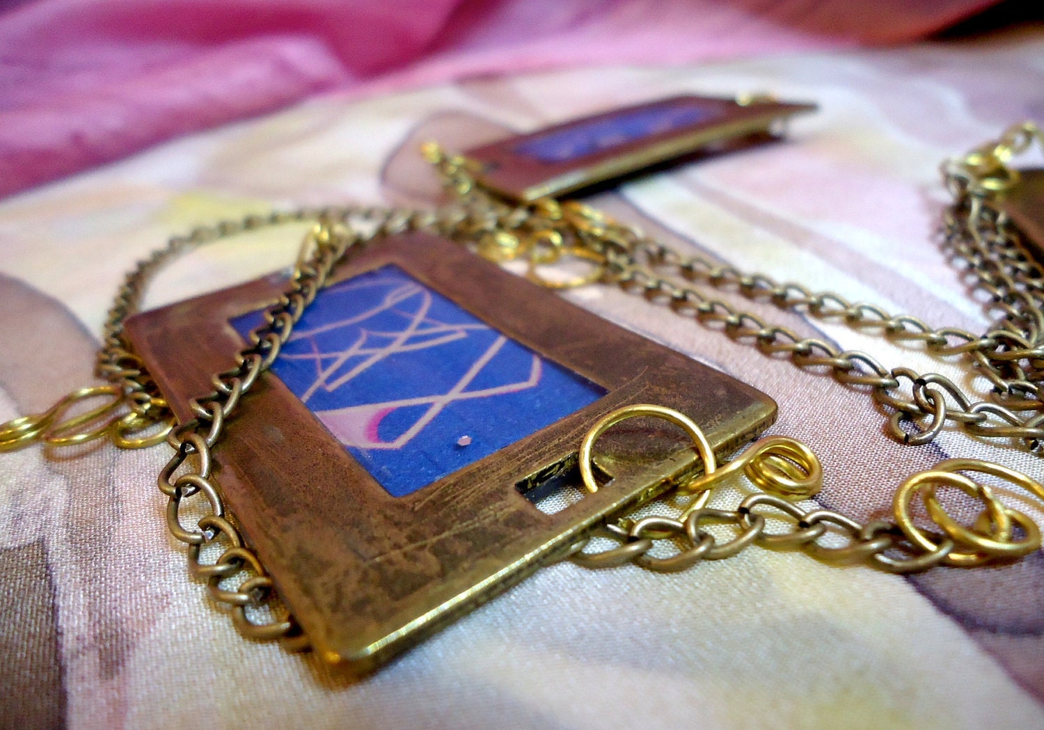 Metal & resin dangle chain necklace.