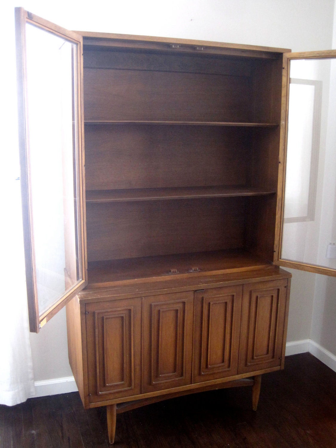 Mid Century Modern Broyhill Sculptra China Cabinet