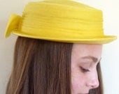 1960s womens hat - straw boater hat  - 60s hat in lemon yellow - QuinceVintage