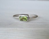 SIMPLICITY Peridot and Silver Ring size 6  3/4