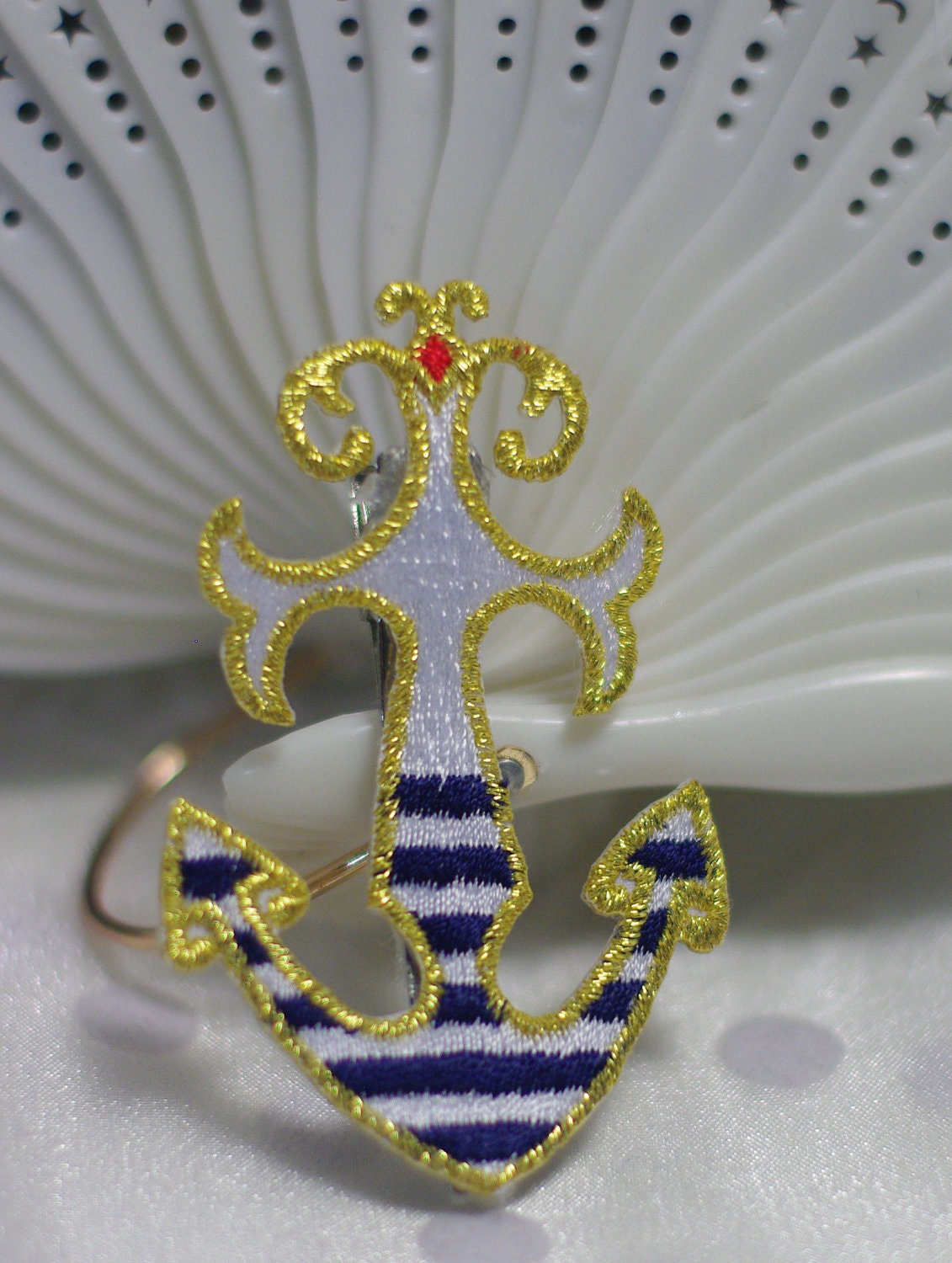 Sail way with this anchor hairclip