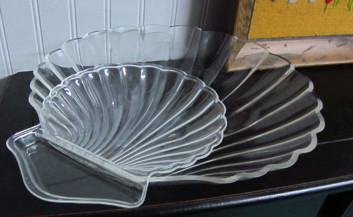 Vintage Lucite Clam Shell Chip Dish and clip on Dip Holder