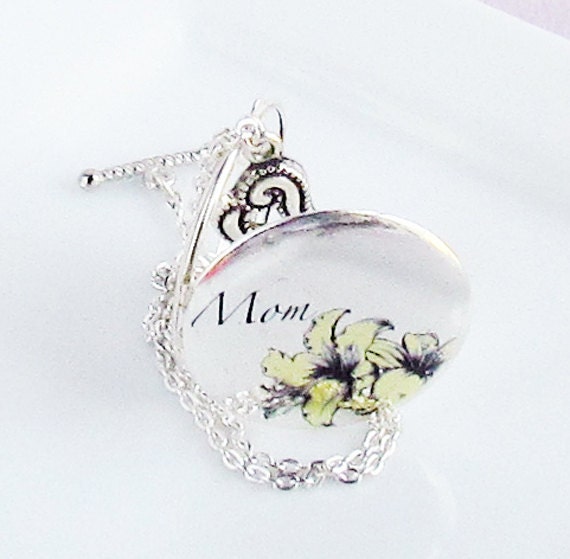 Mother's Day Locket,Lily Locket,Silver Locket,Antique Locket,Locket,Flower,Lily,Spring,Bride,Bridesmaid  Free Gift Wrap