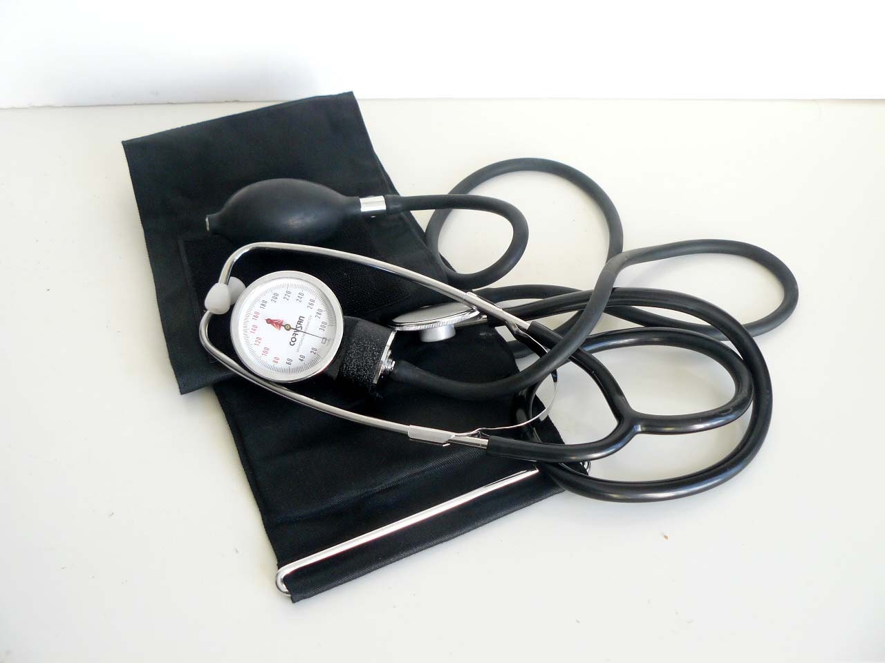 vintage DOCTORS blood pressure cuff and stethoscope - artyfactz