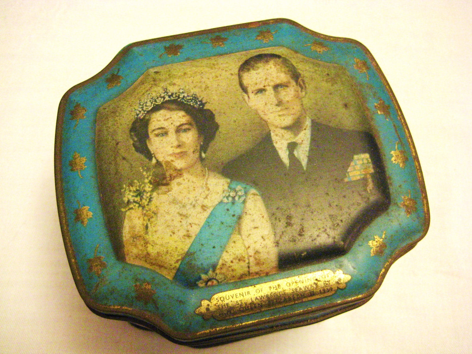 Antique Tin Souvenir with H.M. Queen Elizabeth II, 1959  by Barneche - Barneche