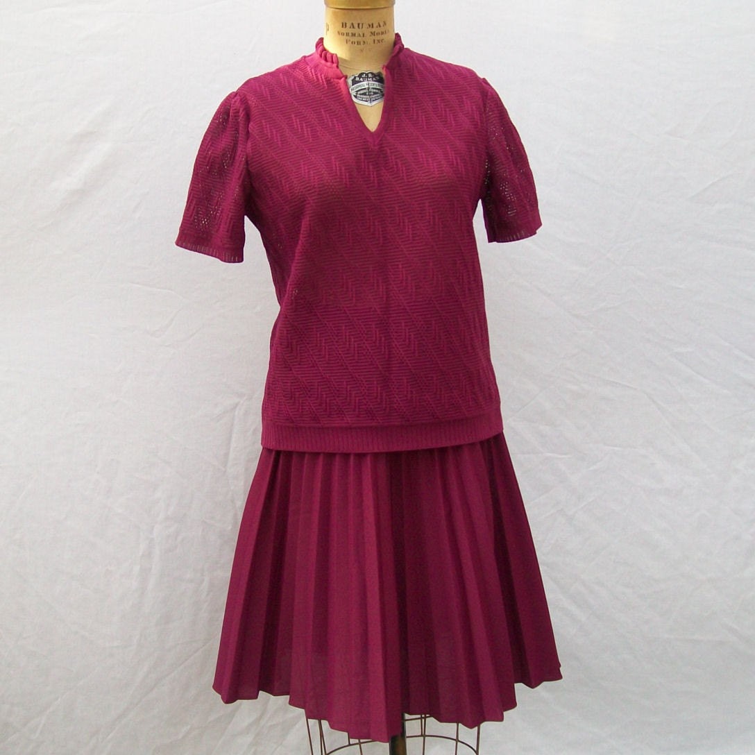 vintage two piece skirt and blouse set by cintura from the 60s - maroon - size medium