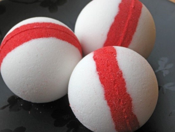 One 4 Ounce Candy Cane Bath Bomb Fizzy