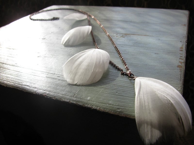 White, asymmetric feather necklace - Silencio