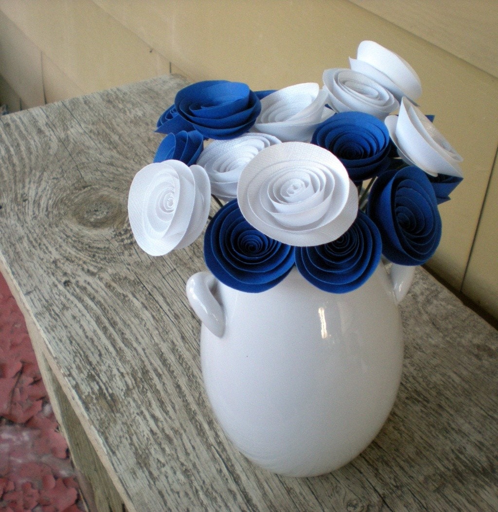 Royal Blue & White Paper Цветы Букет цветов в герцога