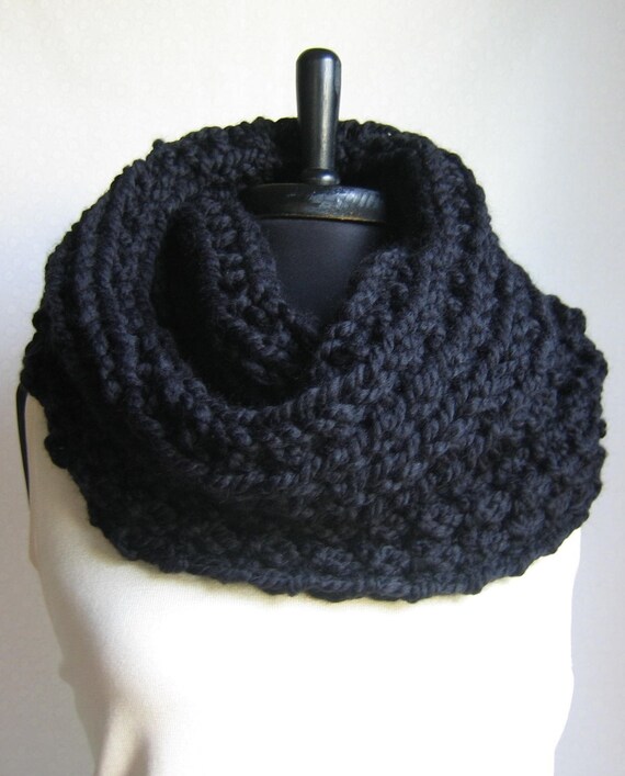 Incognito chunky knit cowl-snood Black.