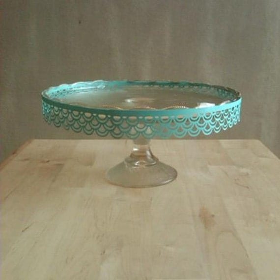  Add a Modern look to a vintage cake plate with this cake stand garland