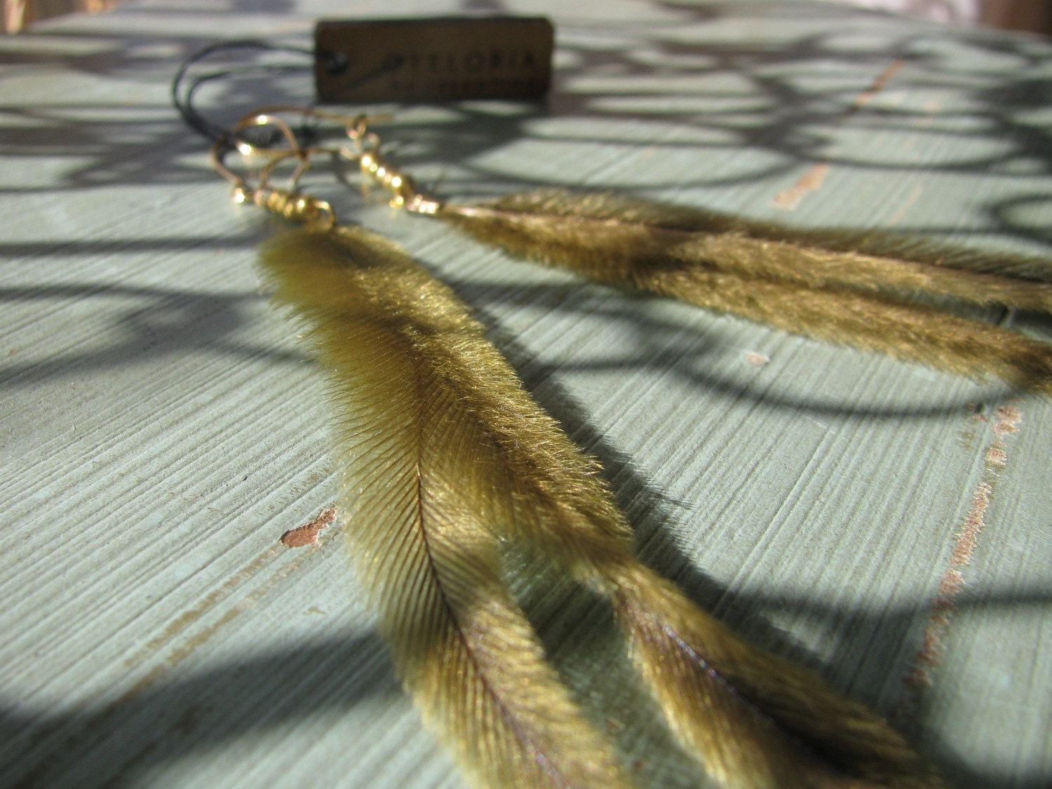 Long feather earrings - Olive green - Invisible Oliva