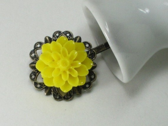 Vintage Inspired Lucite Flower Bobby Pin - 1 Piece Yellow Mum on Bronze Filigree Setting