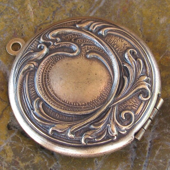 Locket Pendant  Antiqued Brass Color Twilight Renesmee Cullen locket - 1 Piece -  989