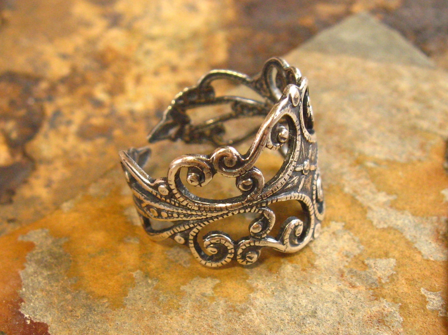 LOW SHIPPING 1 Antique Silver Filigree Finger Ring  -  Trinity Brass