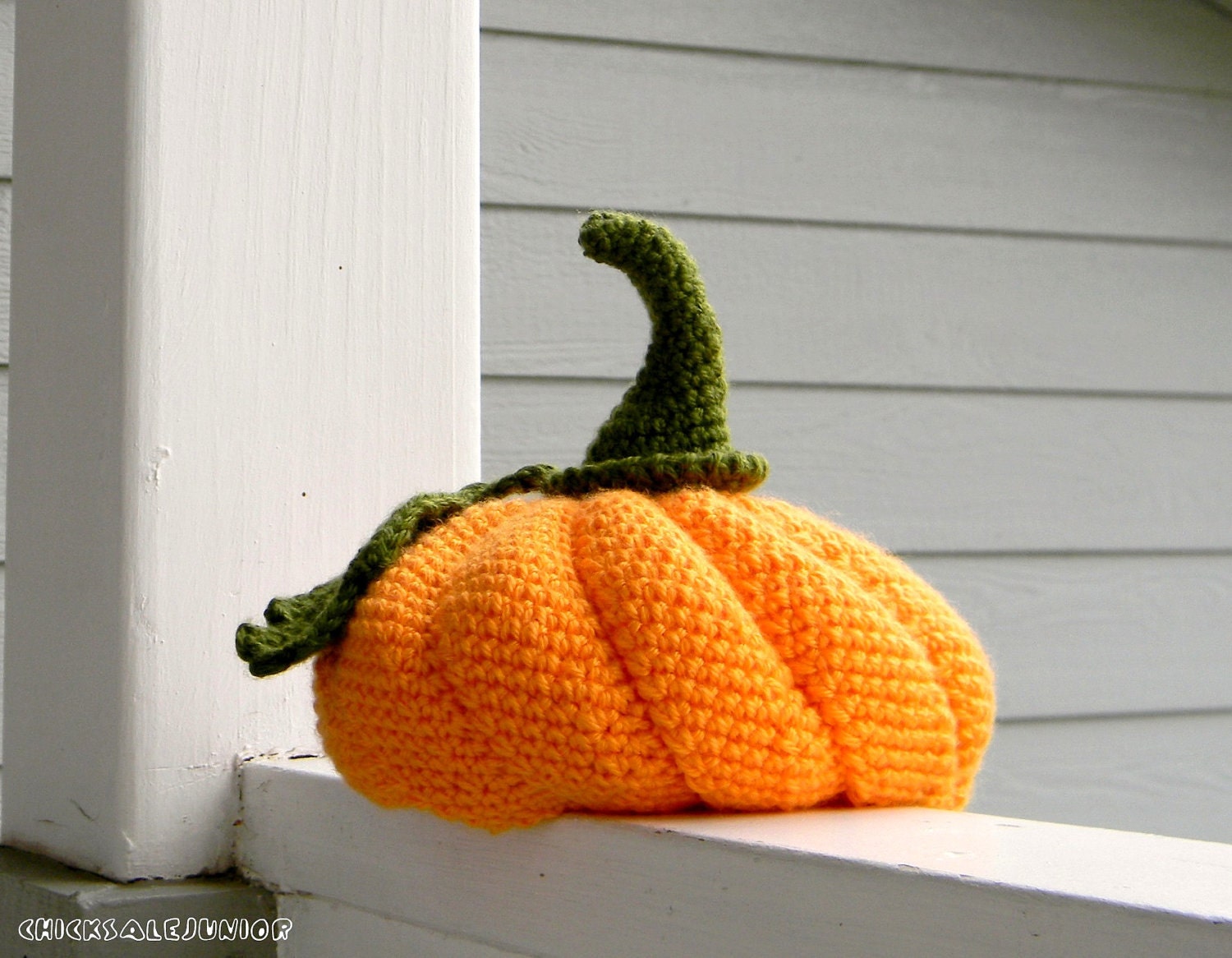 بچه کلاه کدو تنبل هالووین برای 3-4 ماه ساخته شده از نخ اکریلیک است. عکس سرپا نگه داشتن. بچه هدیه دوش نویسنده در کلرادو ، ایالات متحده آمریکا.