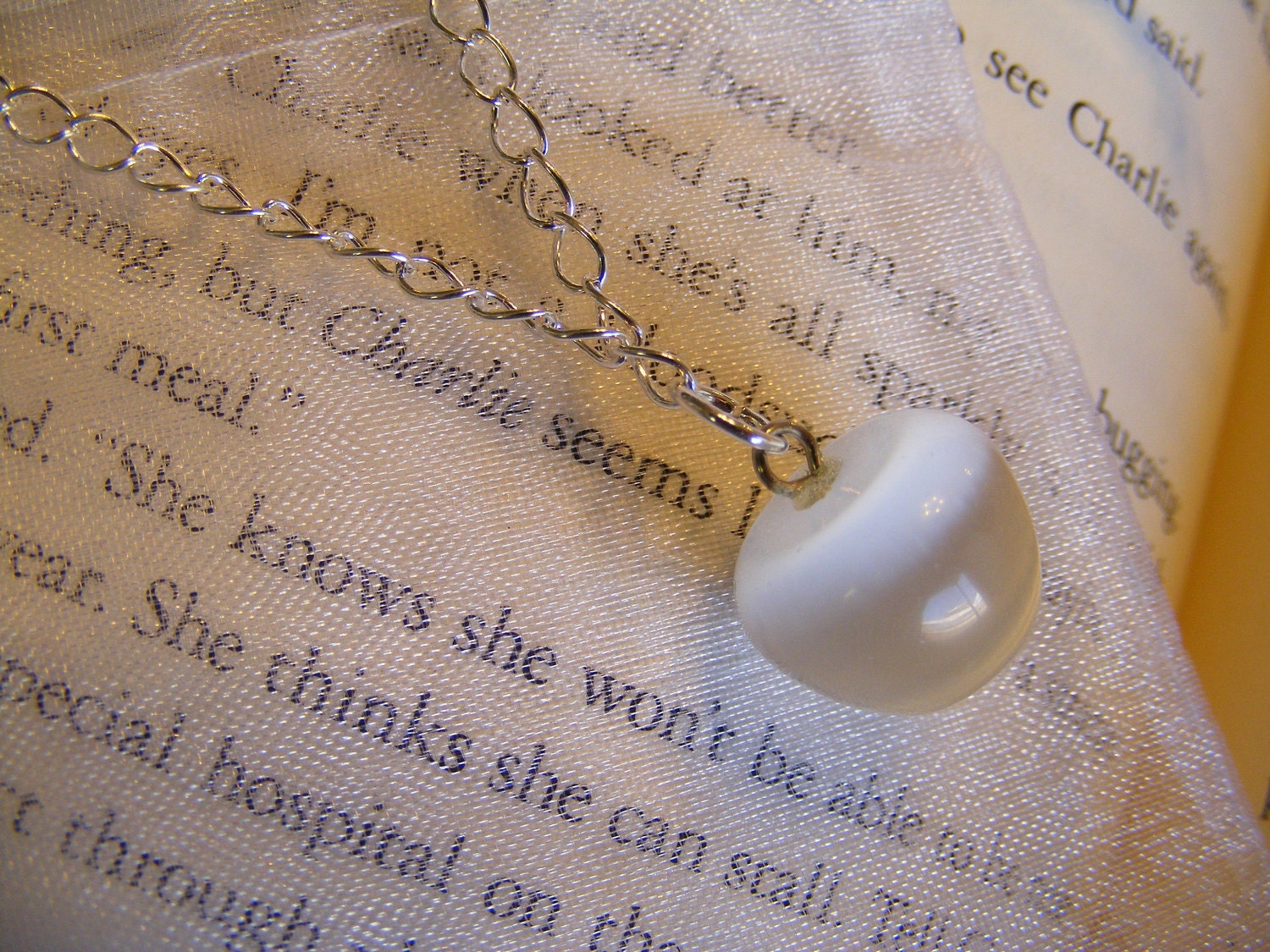 Necklace White Cat's Eye Ice Cold Apple