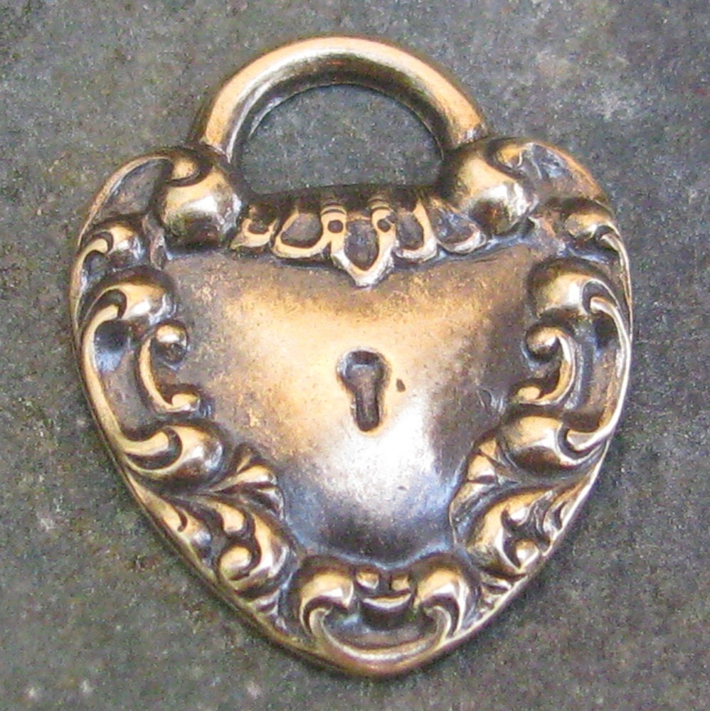 6 Antique Brass Victorian  Heart Locket for Key Jewelry Finding 1301