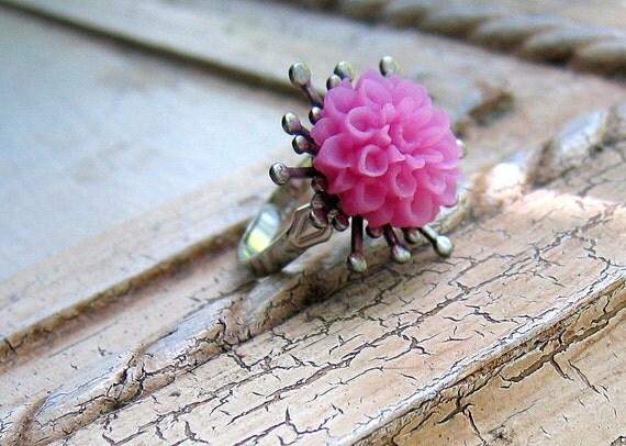 Magenta Mum Ring with Sunburst