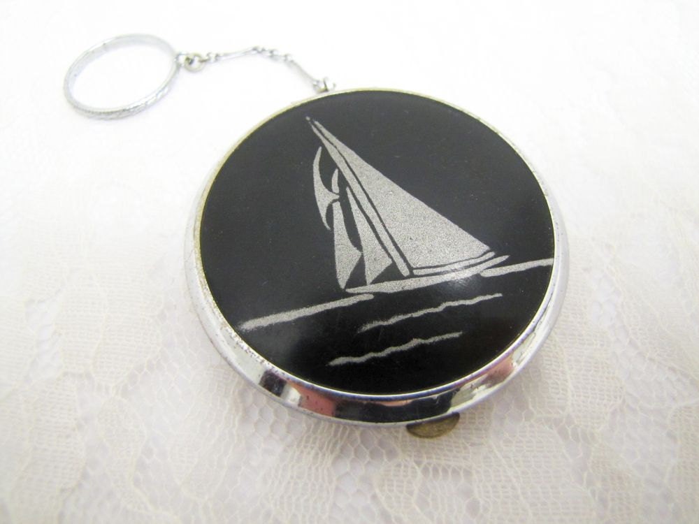Finger Chain Compact - Art Deco Sailboat - Black and Silver