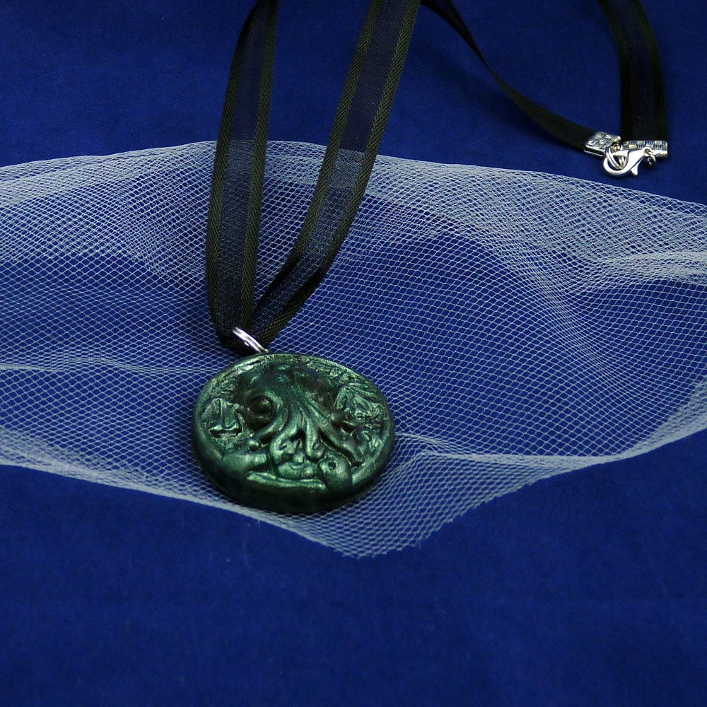 Dark Green Small Cthulhu Cameo Necklace - Polymer Clay Lovecraft Jewelry