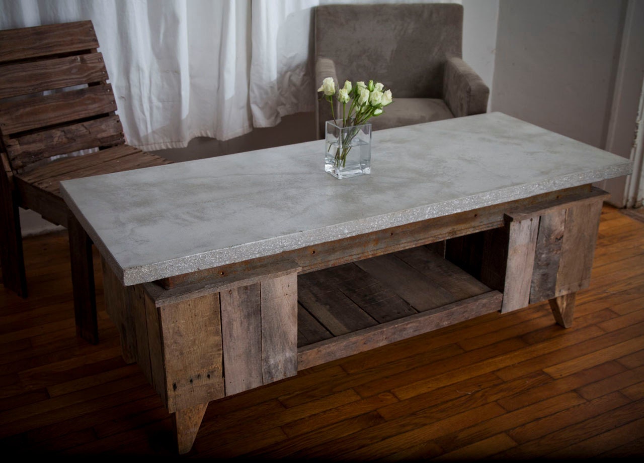 Hormigón, acero, y la mesa de roble del café