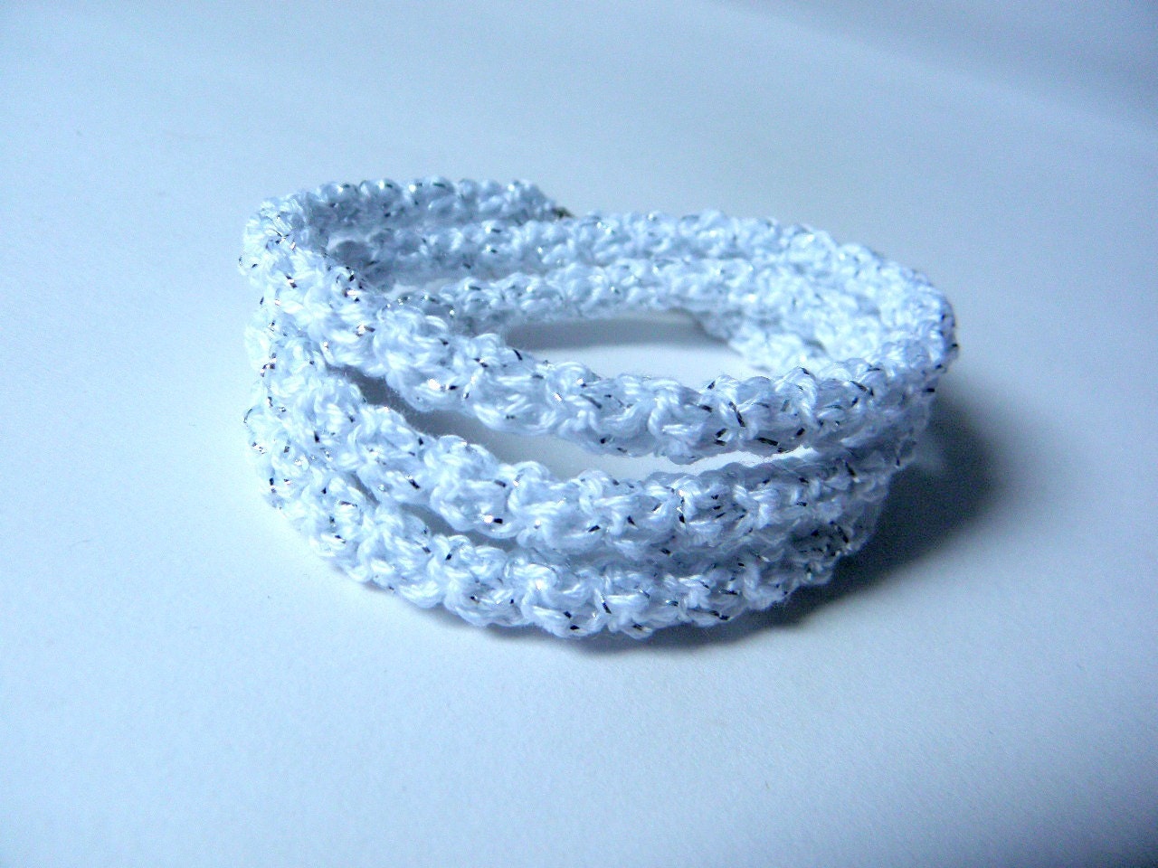 Crochet bracelet made of white cotton and silver metal wire