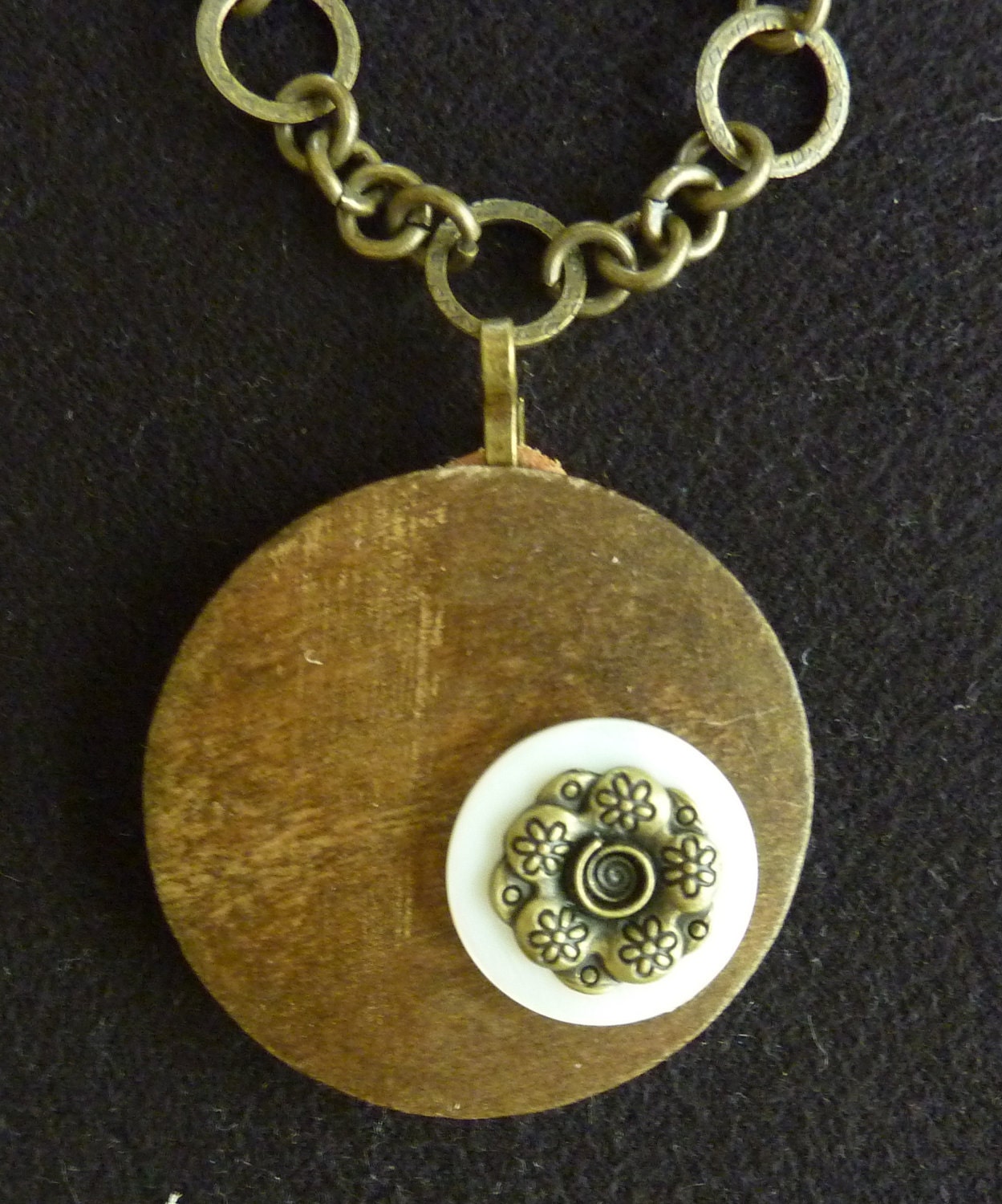 THE ROMANCE Pendant. Round solid wood pendant, with  nacar ring and metal flower.Metal chain with magnetic closure.